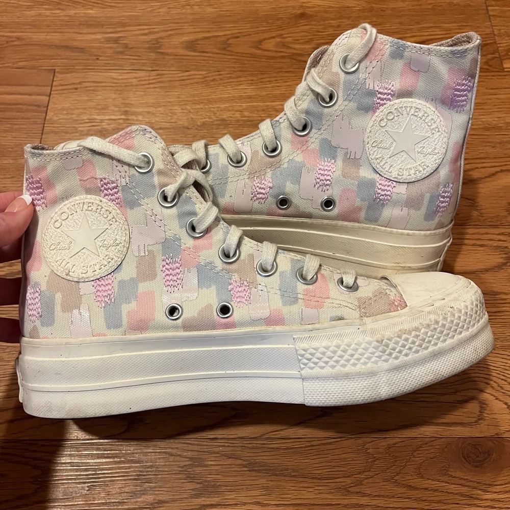 Women’s 7 1/2 platform All-Star converse